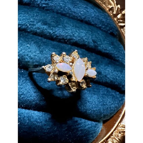 Vintage Gold Tone Opal Rhinestone Ring Size 7.25 Cluster Style Statement Jewelry - Picture 4 of 10